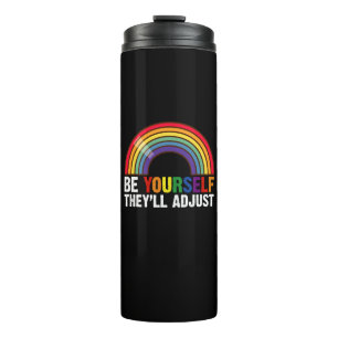 Wees jezelf, zij passen zich aan LGBTQ Regenboog G Thermosbeker