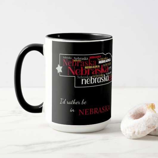 Wees liever in Nebraska Word Art Mok (Met donut)