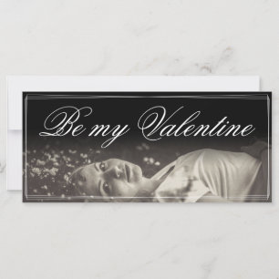 Wees mijn Valentijn - liegende jonge vrouw