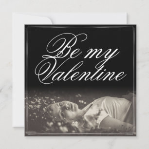 Wees mijn Valentijn - liegende jonge vrouw