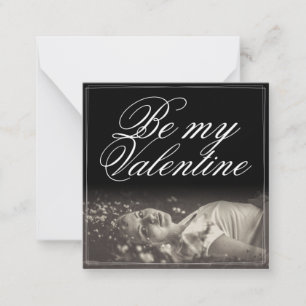 Wees mijn Valentijn - liegende jonge vrouw Notitiekaartje