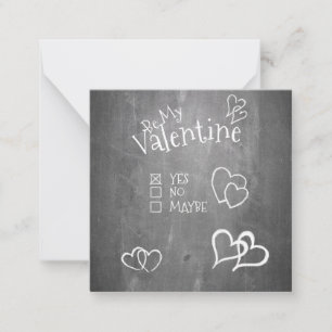Wees mijn Valentijn op een krijtbord Notitiekaartje