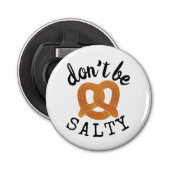 Wees niet zout grappig pretzel pun button flesopener (Voorkant)