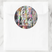 Wees raar ronde sticker (Tas)