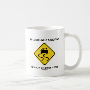 Wees voorzichtig bij het navigeren van de weg van koffiemok