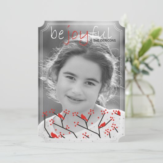 "Wees vreugdevol" kardinalen en bessen Kerstmis fo Feestdagenkaart (Staand voorkant)