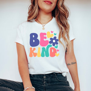 Wees vriendelijk en kleurrijk met harten en bloeme t-shirt