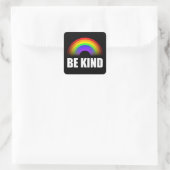 Wees vriendelijk regenboogwit vierkante sticker (Tas)