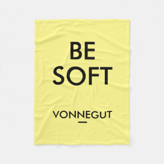 "Wees zacht" Kurt Vonnegut Quote Fleece Blanket