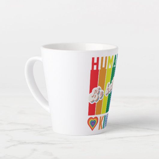 Wees zowel menselijk als vriendelijk -  regenboogg latte mok (Linkerhoek)