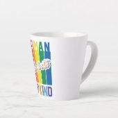 Wees zowel menselijk als vriendelijk -  regenboogg latte mok (Rechterhoek)