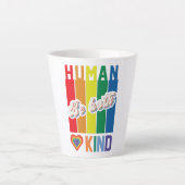 Wees zowel menselijk als vriendelijk -  regenboogg latte mok (Voorkant)