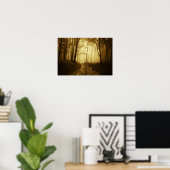 Weg in een donker bos met mist poster (Thuiskantoor)