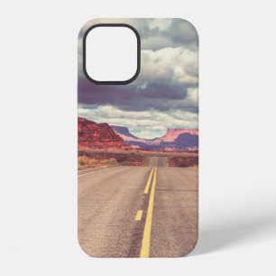 Weg in het prairiegebied. Verlaten natuurlijke rei iPhone 12 Hoesje