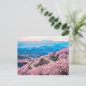 Wegen door berglandschap met bloeiende Che Feestdagenkaart (Staand voorkant)