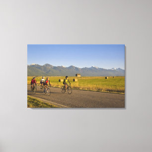Wegwielrenners rijden over een landweg canvas afdruk