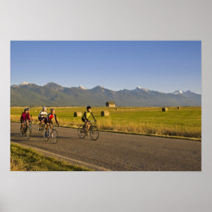 Wegwielrenners rijden over een landweggetje poster