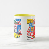 Wegwijzers en gele auto mok (Midden)