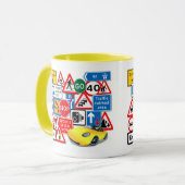 Wegwijzers en gele auto mok (Voorkant links)