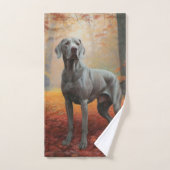 Weimaraner dans les feuilles d'automne qui tombent (Serviette à main)