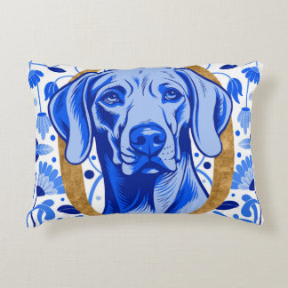 Weimaraner die door de letter "O" in Goud gluurt Accent Kussen