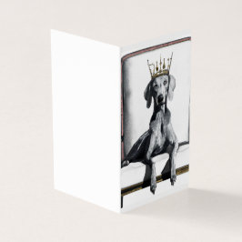 Weimaraner draagt een kroon zittend op een stoel kaart