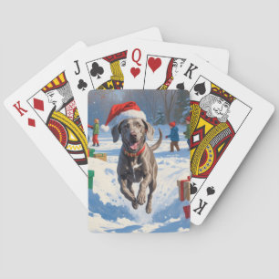 Weimaraner hardlopen in de sneeuw met kerstmuts pokerkaarten