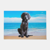 Weimaraner hond zittend op het strand deurmat (Voorkant)