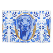 Weimaraner peering thru the letter "O" in Gold Kussensloop (Achterkant)