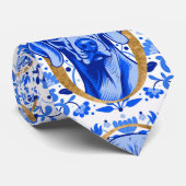 Weimaraner peering thru the letter "O" in Gold Stropdas (Opgerold)