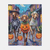 Weimaraner Trick-or-Treating in Halloween Costumes Fleece Deken (Voorkant)