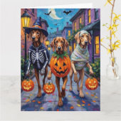 Weimaraner Trick-or-Treating in Halloween Costumes Kaart (Gele Bloem)