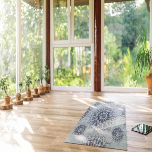 Weinig witte bloemen gevallen naar het platteland yogamat