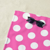 Weiß gepunktetes Muster Strandlaken (In situ)