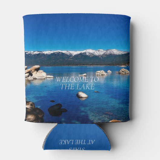 Welkom bij het meer wat er gebeurt, staat bij het blikjeskoeler (Achterkant)