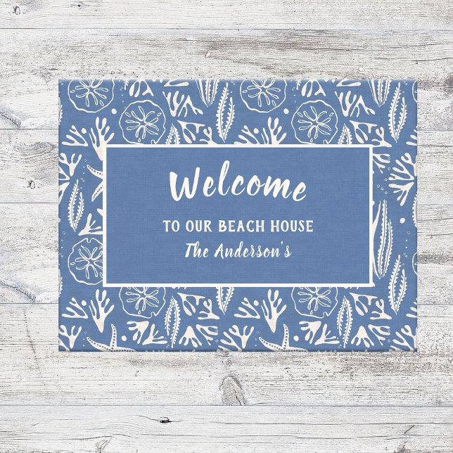Welkom bij ons Beach House Navy-Blue Hand-Drawn Deurmat (Welcome your friends with the charm of the ocean using this customizable navy-blue coastal Doormat.
)