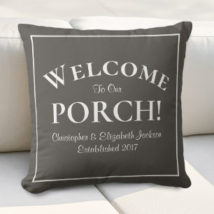 Welkom bij Porch Custom Family Names Modern Brown Buitenkussen