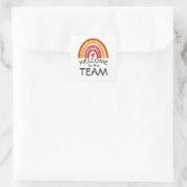 welkom in het team van de regenboog vierkante sticker (Tas)