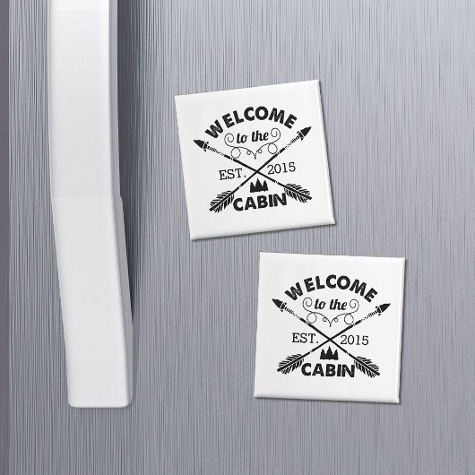 Welkom op de Cabin | Rustige pijlen en pijnbomen Magneet