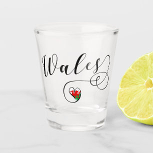 Welsh flag in Heart, Wales Shot Glas