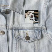 Wenkbrauw Hond Meme Pin Button (In situ)