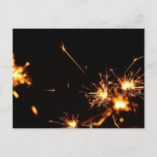 Wenskaart met vuurwerk schittert boven zwart briefkaart