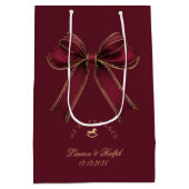 We're Engaged Elegant Burgundy Gold Bow Luxury Medium Cadeauzakje (Achterkant)