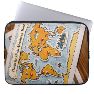 Wereldkaart hartspelden en bezienswaardigheden laptop sleeve