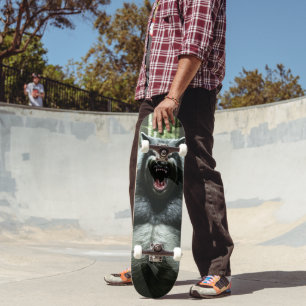 Werewolf die het hele dorpskateboard bedient skateboard