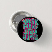 Werk hard, blijf nederig ronde button 3,2 cm (Voorkant /achterkant)