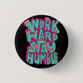 Werk hard, blijf nederig ronde button 3,2 cm