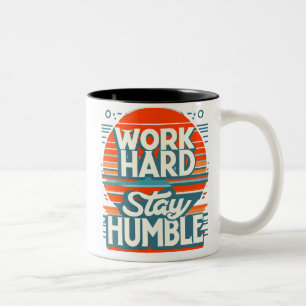 Werk hard, blijf nederig tweekleurige koffiemok