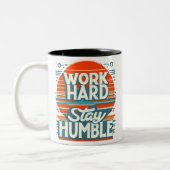 Werk hard, blijf nederig tweekleurige koffiemok (Links)