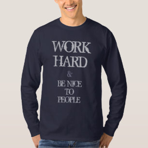 Werk hard en wees aardig tegen de motivatie van me t-shirt